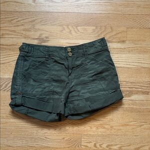 Sanctuary Olive Green Camo Roll-Cuff Shorts